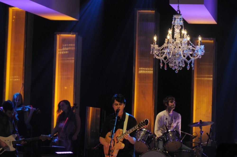 Na TV Avala u nedelju 12. septembra u 20 časova emituje se muzički šou Veče sa Džulsom Holandom, u kome uživo nastupaju brojne svetske zvezde