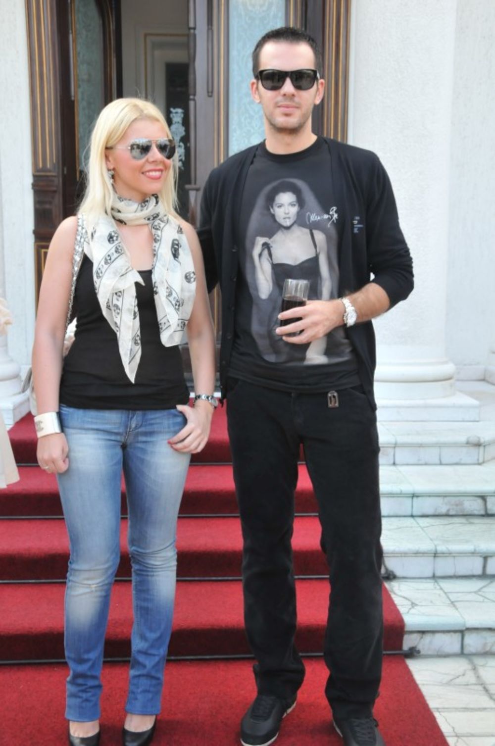 Pevačica Dana Karić promovisala je u četvrtak u Vili Jelena u društvu saradnika, prijatelja i porodice svoj album prvenac Ljubav u 13 slika