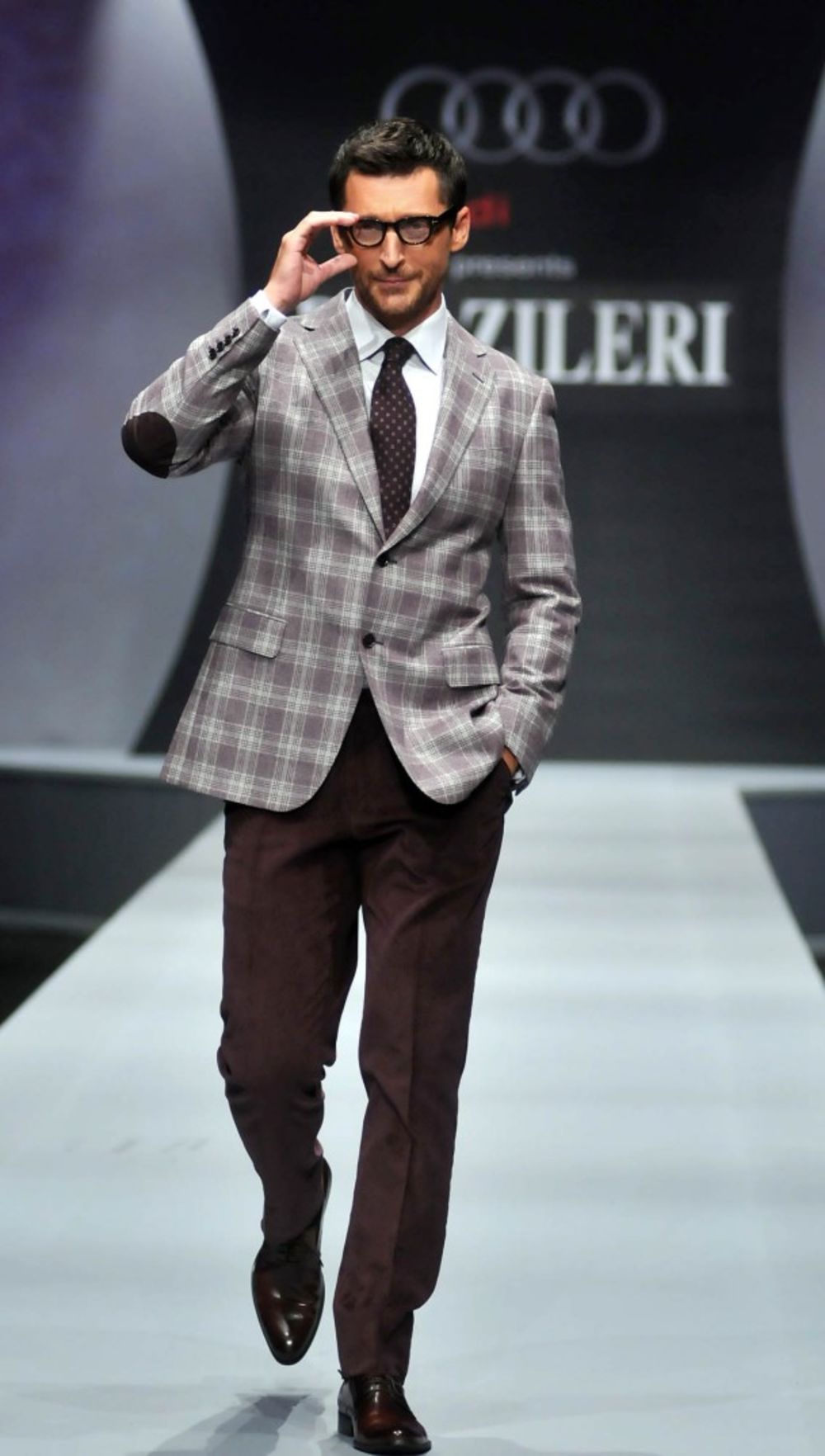 Vodeća italijanska kuća muške mode Pal Zileri dvadeset i osmi put prezentovala je aktuelnu kolekciju, a u ulozi manekena specijalno se pojavio i pevač Džej Ramadanovski