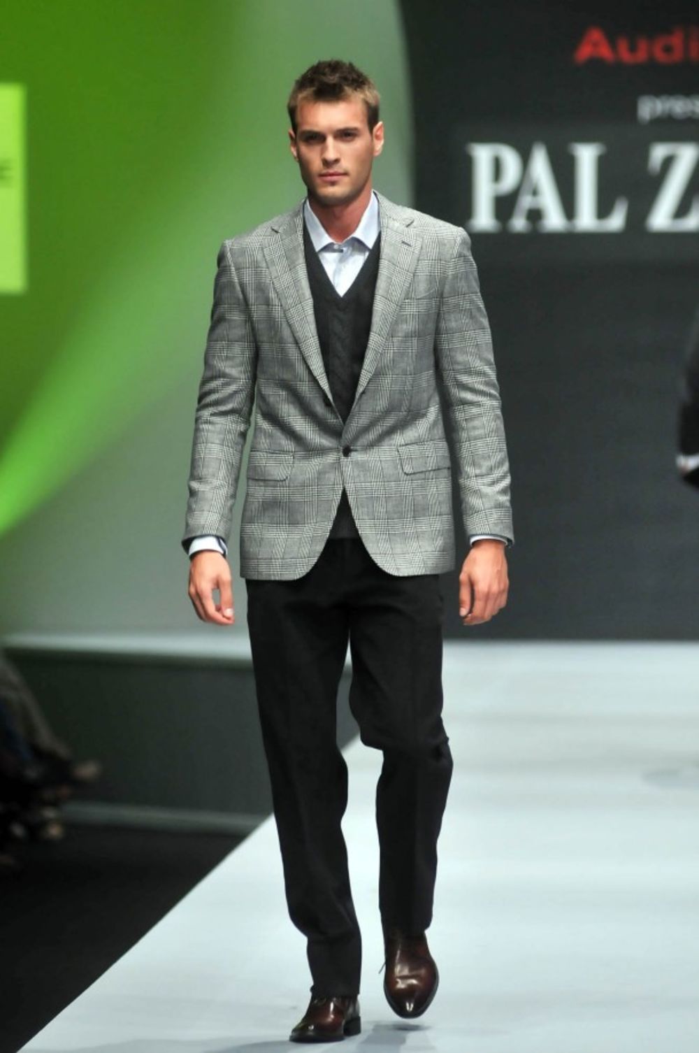Vodeća italijanska kuća muške mode Pal Zileri dvadeset i osmi put prezentovala je aktuelnu kolekciju, a u ulozi manekena specijalno se pojavio i pevač Džej Ramadanovski
