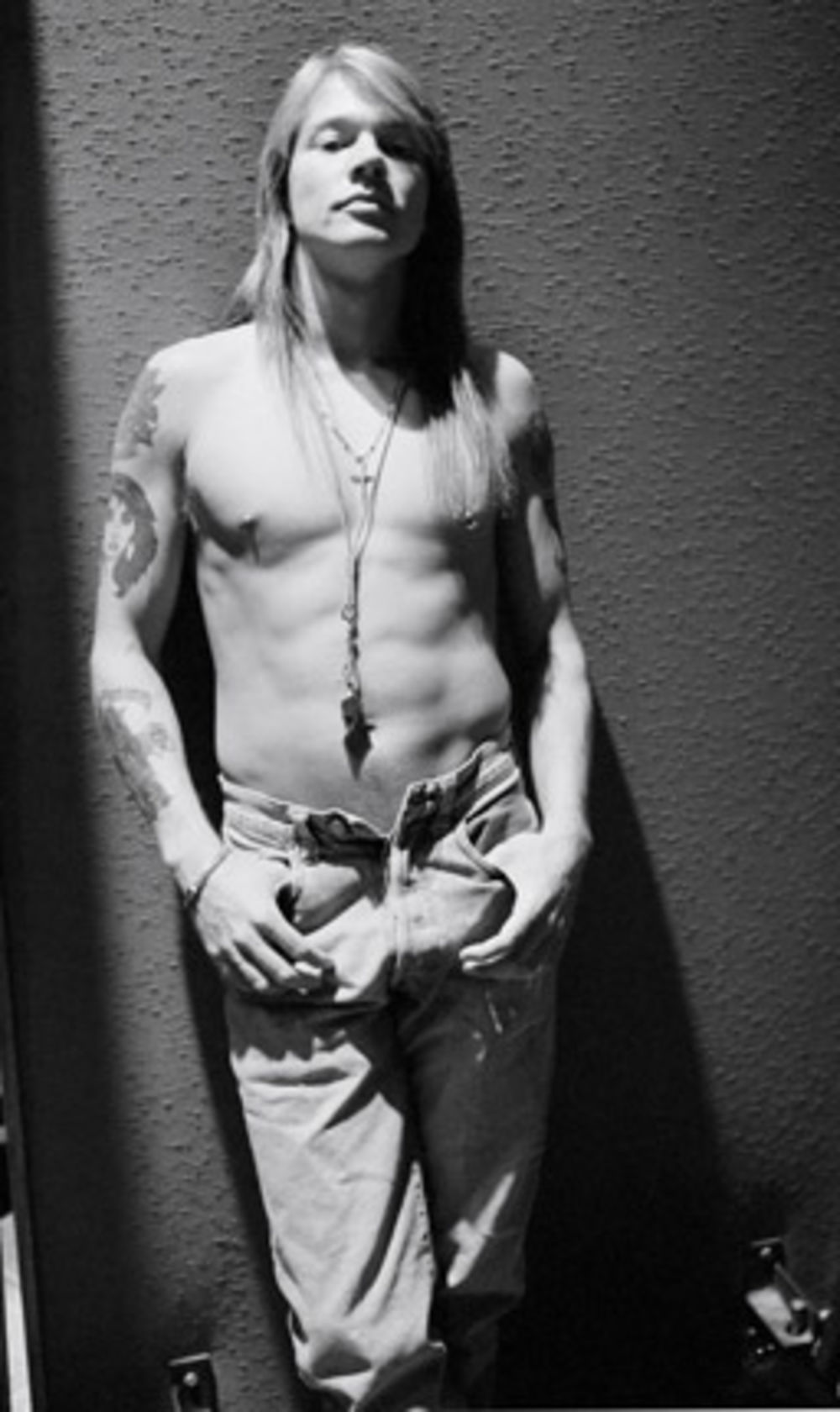 Pevač benda Guns N’ Rosses Aksel Rouz priča da mu je detinjstvo bilo ispunjeno bolom jer je očuh zlostavljao njegovu majku, priznaje da je drogu koristio zbog ogromnog besa, ali i da nikada nije lagao i varao svoje devojke