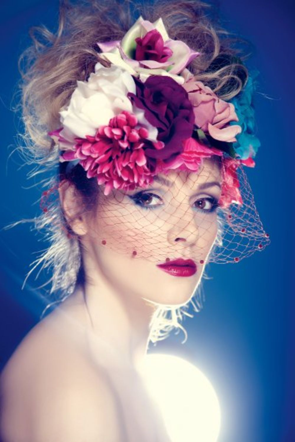 Šarmantna glumica Bojana Stefanović dekorativnom kozmetikom  eksperimentiše pred večernje izlaske kada oponaša stil šminkanja pedesetih godina pa na trepavice stavlja belu maskaru, a na usne crveni ruž