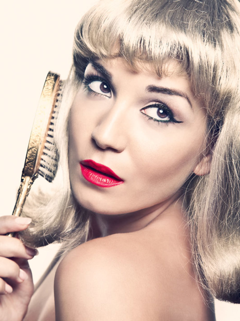 Iako pevačica Jelena Tomašević voli make up, trudi se da ne preteruje s nanošenjem šminke, smatra da su lepo uređeni nokti odraz ženstvenosti i kaže kako tajnu formulu za prirodnu boju kose zna samo njen frizer