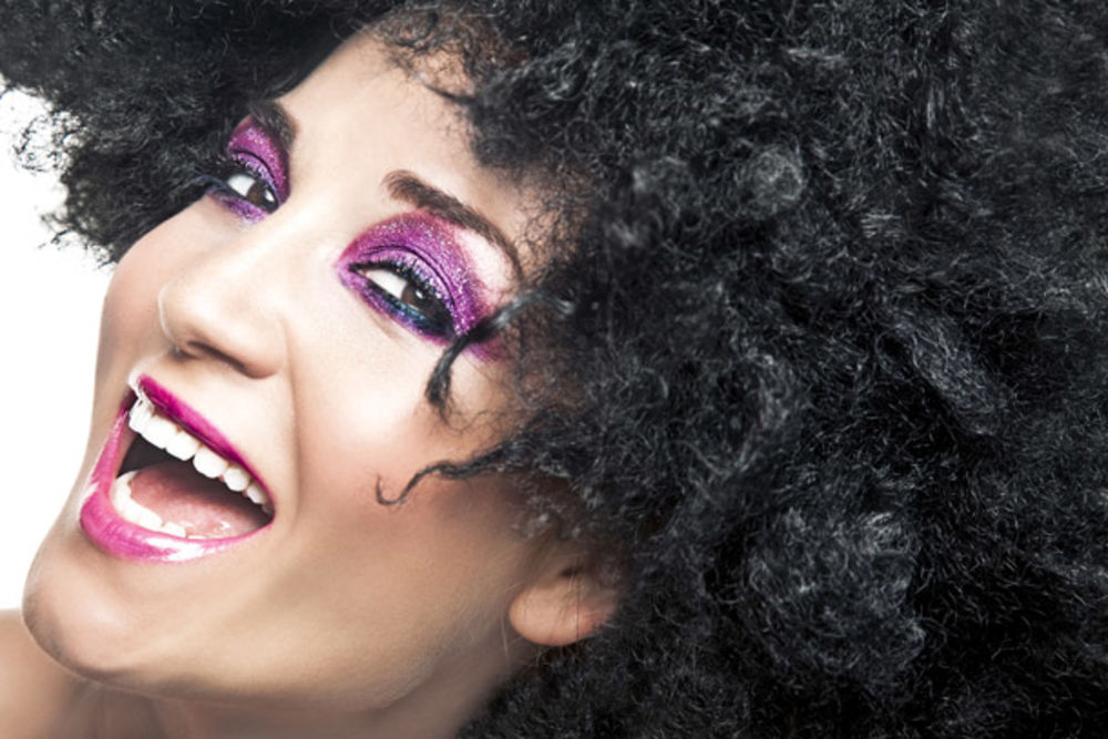 Iako pevačica Jelena Tomašević voli make up, trudi se da ne preteruje s nanošenjem šminke, smatra da su lepo uređeni nokti odraz ženstvenosti i kaže kako tajnu formulu za prirodnu boju kose zna samo njen frizer