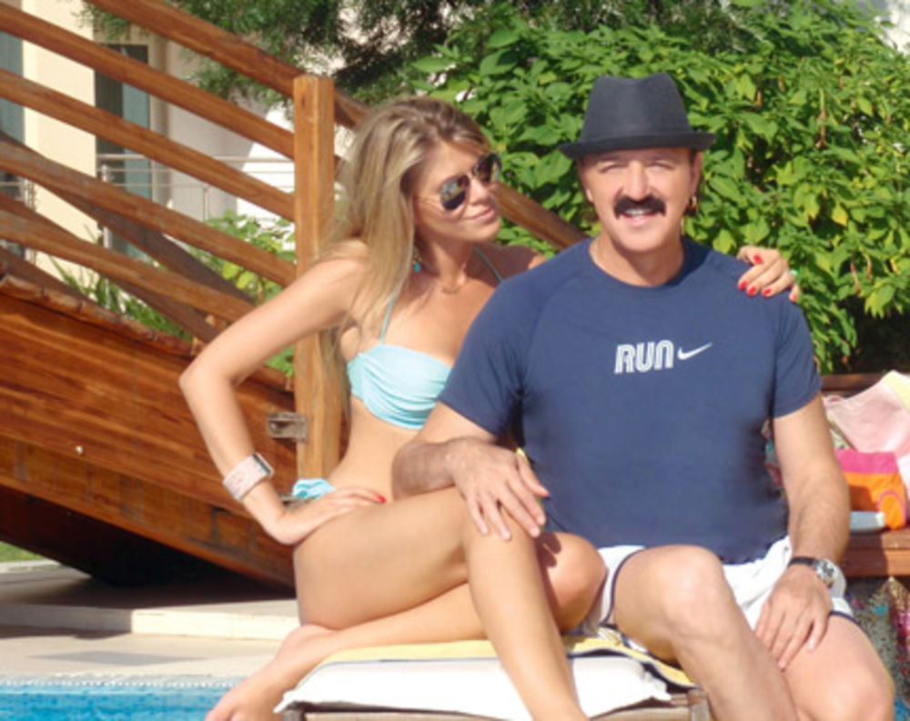 Slavni pevač Haris Džinović je sa svojom suprugom, dizajnerkom Melinom i naslednicima Đinom i Kanom, proveo nezaboravni jednomesečni odmor u ekskluzivnom hotelu Splendid u Bečićima