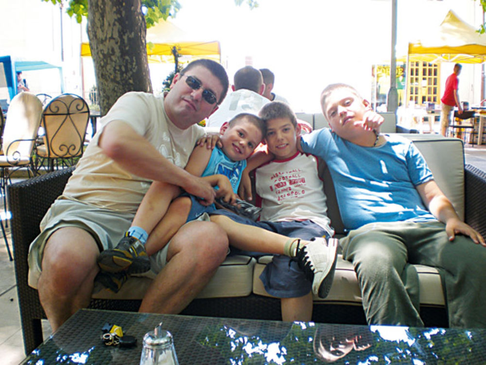 Rambo Amadeus sa sinovima Ilijom, Petrom i Markom Antonijem