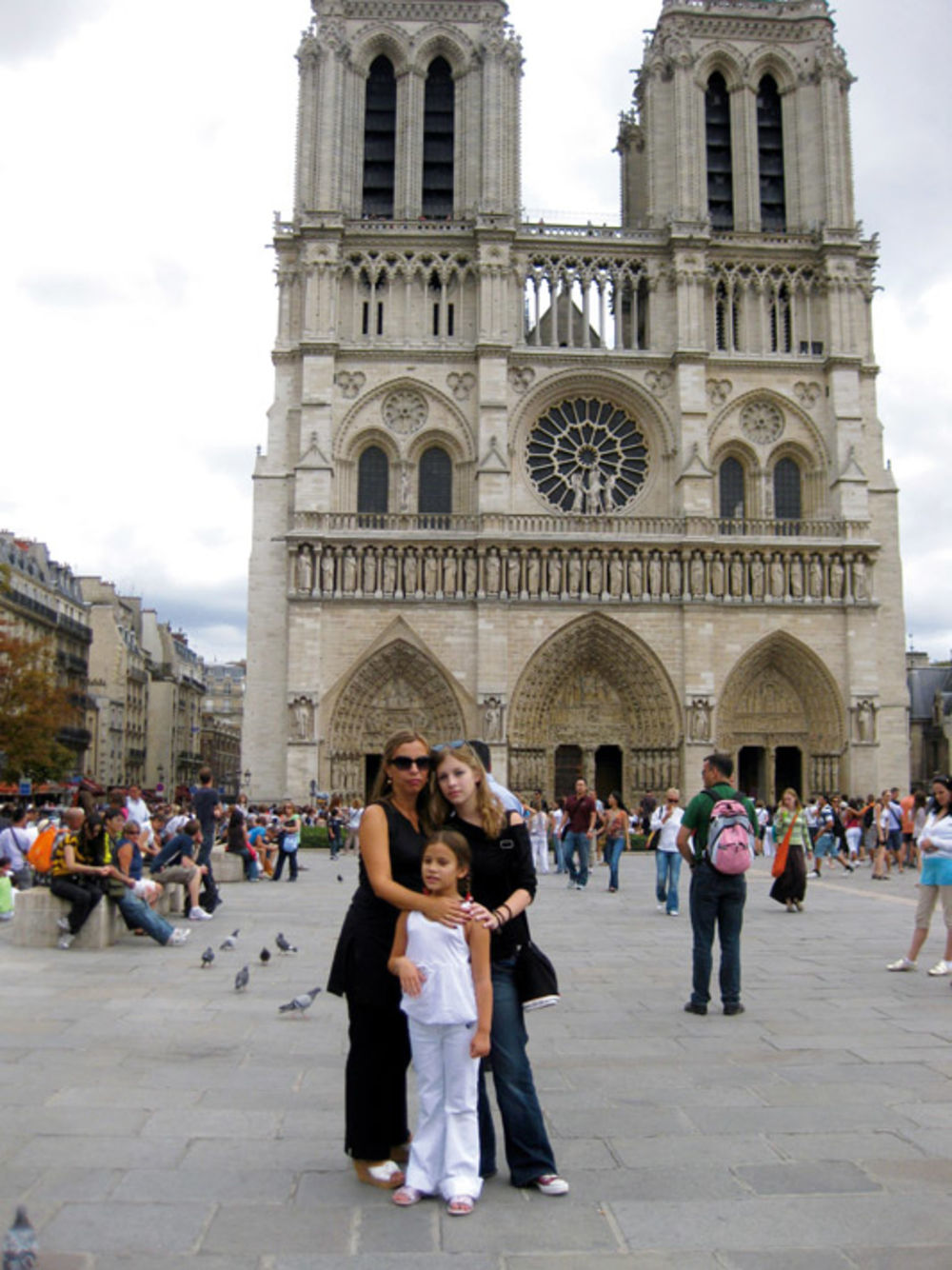 Tanja Peternek Aleksić sa ćerkama Tamarom i Anjom