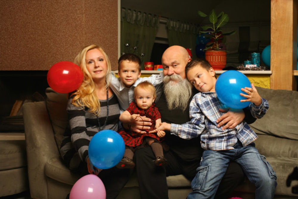 Ljubiša Stojanović Luis sa suprugom Silvano, sinovima Andrejom i Sergijem i ćerkicom Elom Mitom