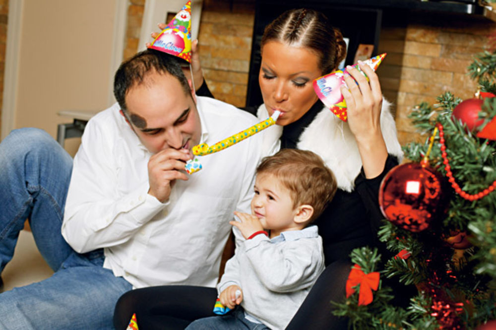 Olja Karleuša sa svojim nevenčanim suprugom Predragom Petrovićem i njihovim zajedničkim sinom Pavlom