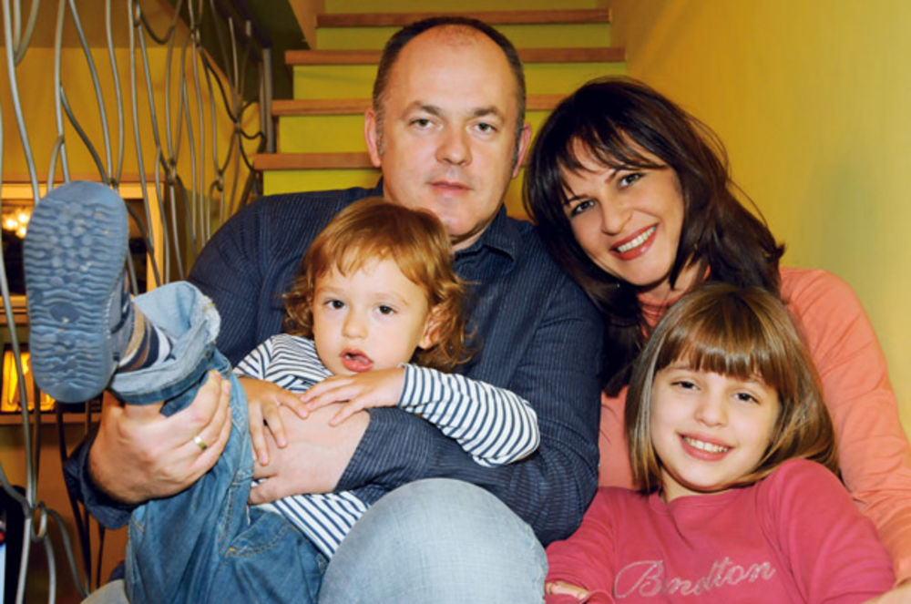 Tanja Banjanin sa svojim suprugom Milanom Pejićem, sinom Novakom i ćerkom Stašom