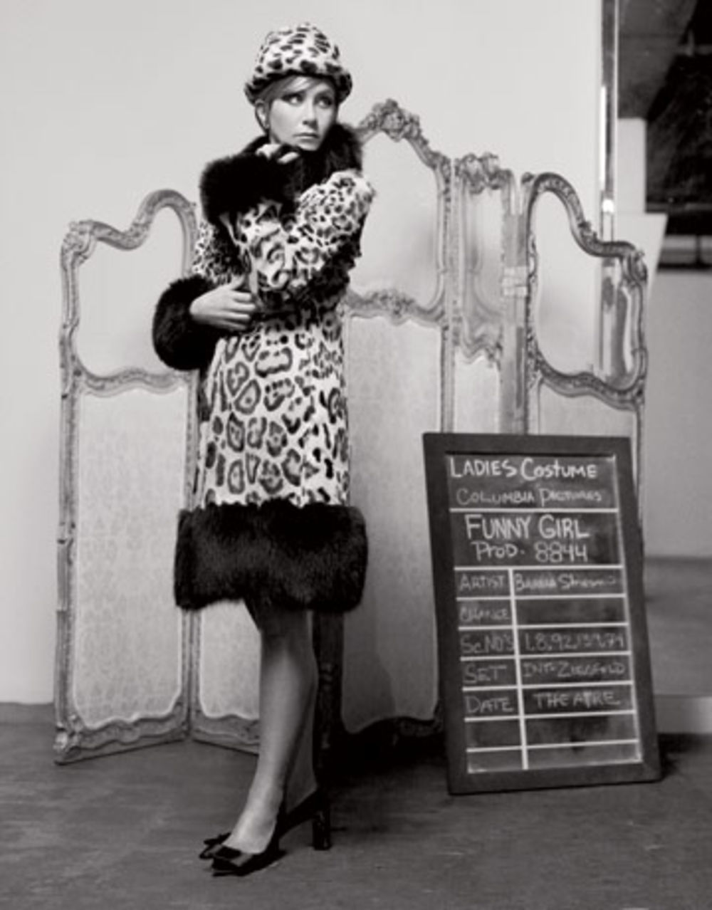 Američka glumica Dženifer Eniston slikala se za naslovnu stranu magazina Harper’s Bazaar odevena u kombinacije koje su proslavile jednu od ikona dvadesetog veka, slavnu Barabru Strejsend