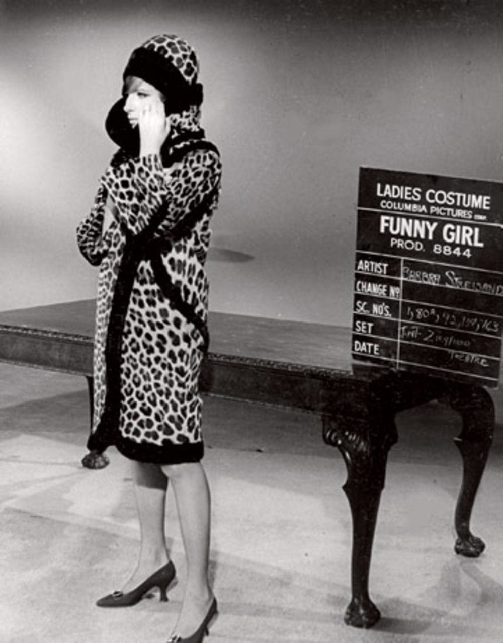 Američka glumica Dženifer Eniston slikala se za naslovnu stranu magazina Harper’s Bazaar odevena u kombinacije koje su proslavile jednu od ikona dvadesetog veka, slavnu Barabru Strejsend