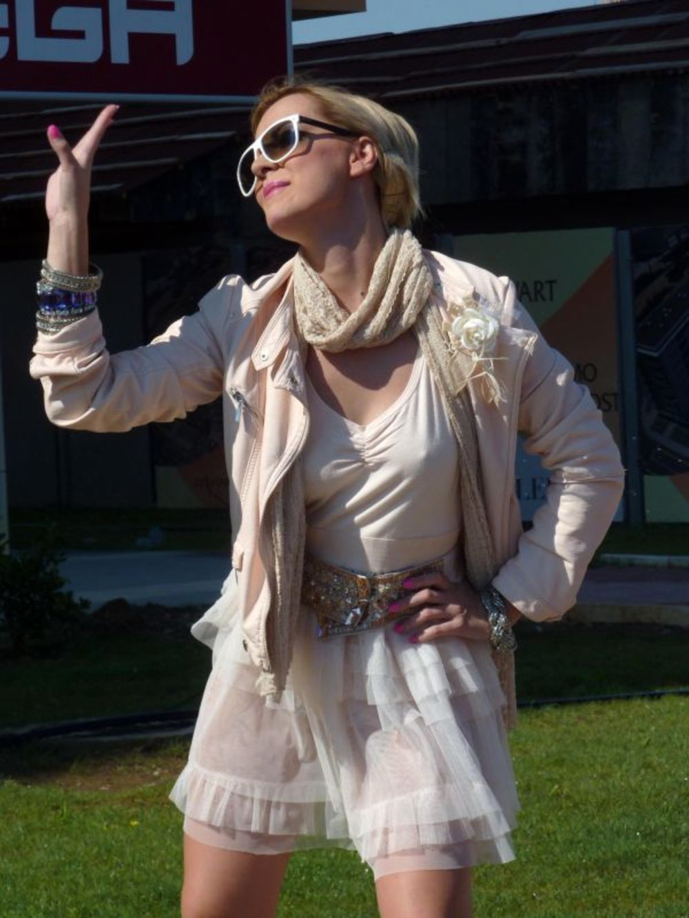 Na nekoliko lokacija u Podgorici, u nedelju prvog,  i na Adi Bojani u ponedeljak drugog avgusta, Milena Vučić snimila je spot za singl Celebrity.