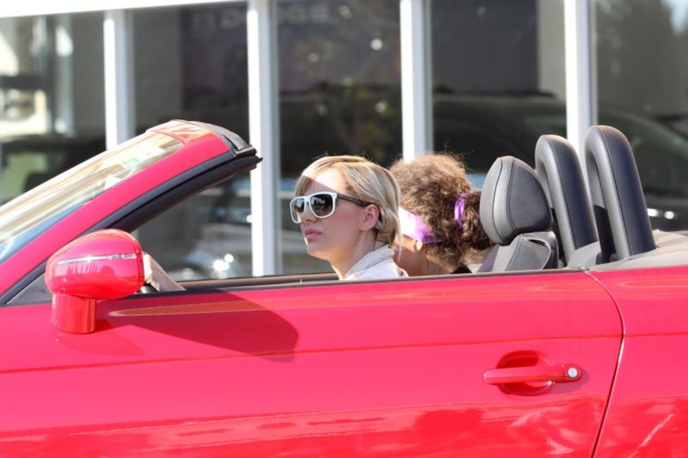 Na nekoliko lokacija u Podgorici, u nedelju prvog,  i na Adi Bojani u ponedeljak drugog avgusta, Milena Vučić snimila je spot za singl Celebrity.