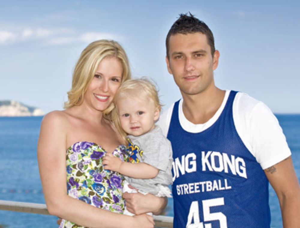 Nakon porodičnog odmora u Bečićima, fudbaler Boško Janković i njegova supruga Dijana priredili su krštenje i proslavu rođendana svom sinu Sergeju, a potom su obeležili i treću godišnjicu braka