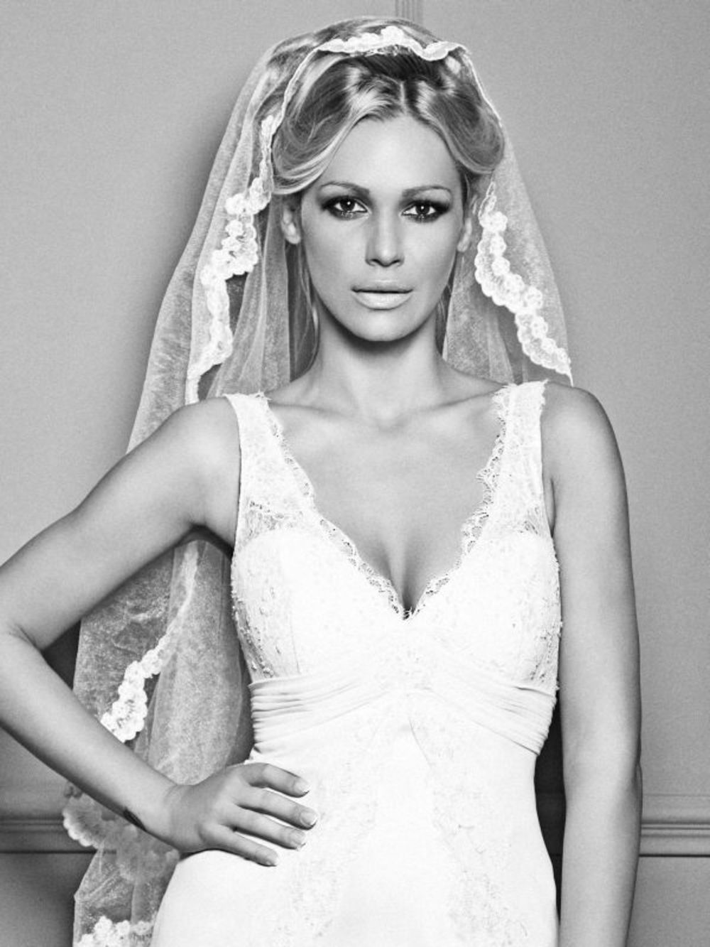 Na godišnjicu svog venčanja pop zvezda Nataša Bekvalac u modnom editorijalu evocira uspomene na najlepši dan u životu, u čemu su joj pomogle vrhunske venčanice svetski priznatih kreatora
