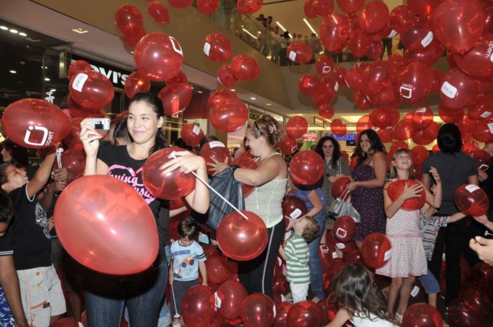 Puštanjem pet hiljada crvenih balona koji su prekrili centralni foaje i obradovali najmlađe posetioce u šoping centru Ušće, svečano je obeležen početak rada nove poslovnice Telekoma Srbija