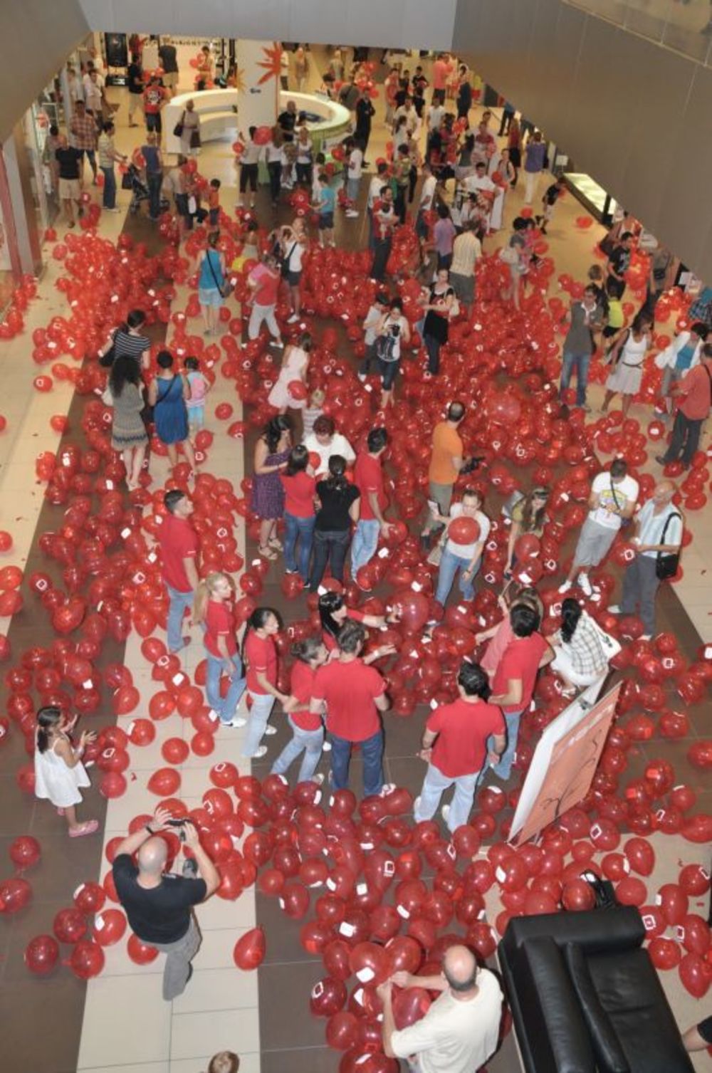 Puštanjem pet hiljada crvenih balona koji su prekrili centralni foaje i obradovali najmlađe posetioce u šoping centru Ušće, svečano je obeležen početak rada nove poslovnice Telekoma Srbija