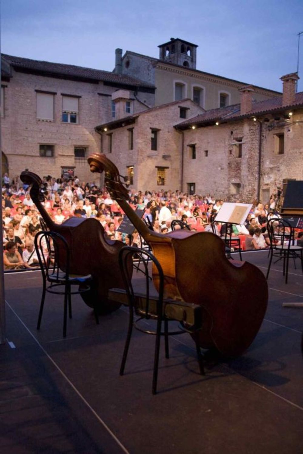 Beogradska filharmonija je od 20. do 25. jula gostovala na tri letnja festivala u Italiji, u gradovima Basano del Grapa, Modena i Ravelo.