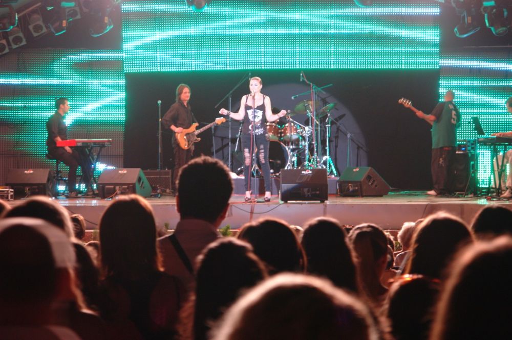 Senzacionalnim nastupom u Sarajevu na Baščaršijskim noćima 2010 pevačica Nina Badrić ponovno je osvojila srce sarajevske publike, koju je oduševila gostujući i u jednoj epizodi serije Lud, zbunjen, normalan.