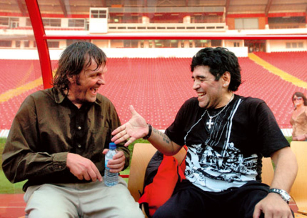 Slavni reditelj Emir Kusturica otkriva kako je gradio prijateljstvo sa fudbalskim asom Dijegom Armandom Maradonom, s kojim neguje iskren i čvrst odnos uprkos tome što obojica imaju preku narav