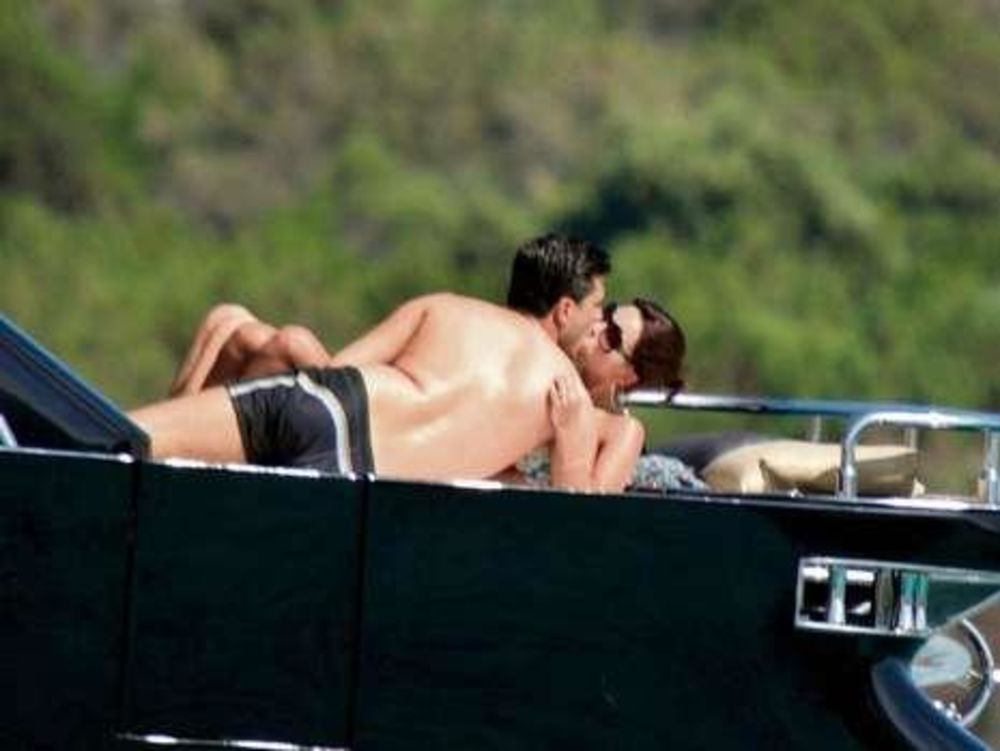 Fudbalski trener Lotar Mateus doživeo je pravi šok kada je video fotografije na kojima se njegova supruga Liliana ljubi sa drugim muškarcem na jahti usidrenojna obali Sardinije.