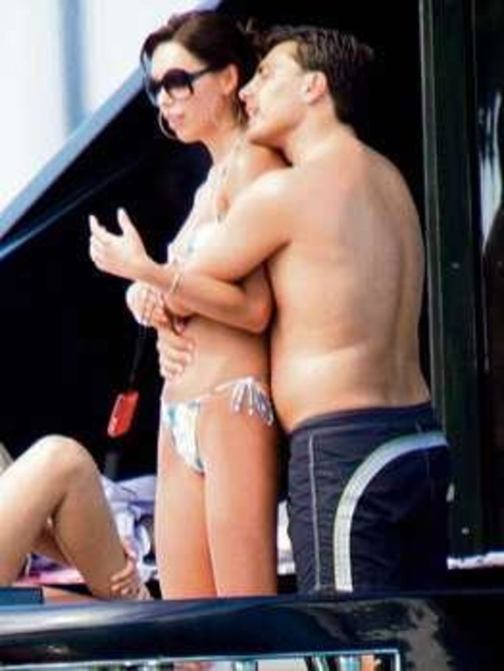 Fudbalski trener Lotar Mateus doživeo je pravi šok kada je video fotografije na kojima se njegova supruga Liliana ljubi sa drugim muškarcem na jahti usidrenojna obali Sardinije.