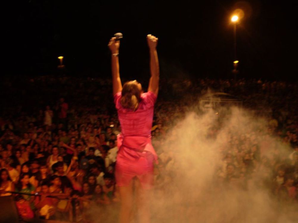 Pop zvezda Ana Nikolić preksinoć je održala spektakularni koncert na zaječarskoj Popovoj plaži, prvi nakon objavljivanja CD-a Mafia kafe.