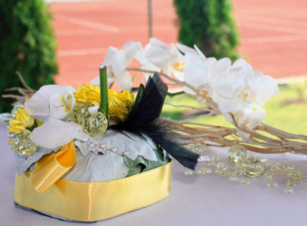 Popodne 4. jula kada su se voditeljka Biljana Šešević i teniser Janko Tipsarević obećali jedno drugom na večnu ljubav bilo je ispunjeno mirisima latica nekoliko hiljada ruža koje su ukrašavale Klub S u Jakovu
