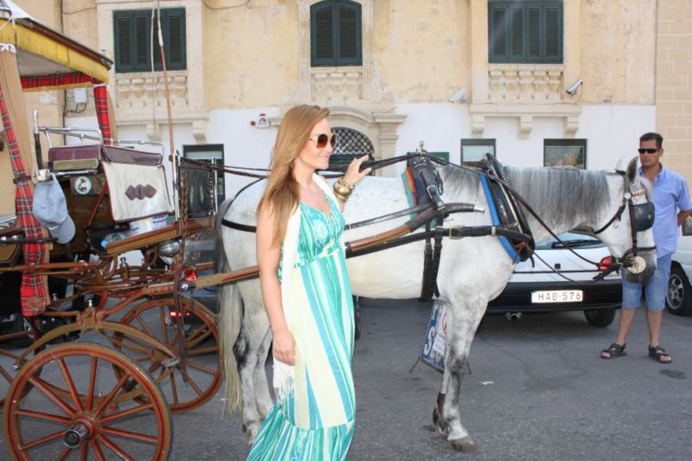 Pop pevačica Jelena Tomašević nedavno se vratila sa Malte gde je boravila povodom otvaranje prve prodavnice PS Fashion.