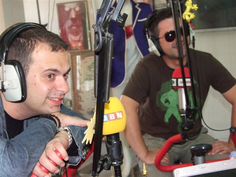 Nakon gostovanja voditelja bosanske emisije Umri muški u emisiji Radija S Nacionalno razgibavanje, voditelji Darko Mitrović i Marko Stepanović, poznati pod imenom DarMar, posetili su radio City Kameleon u Sarajevu.