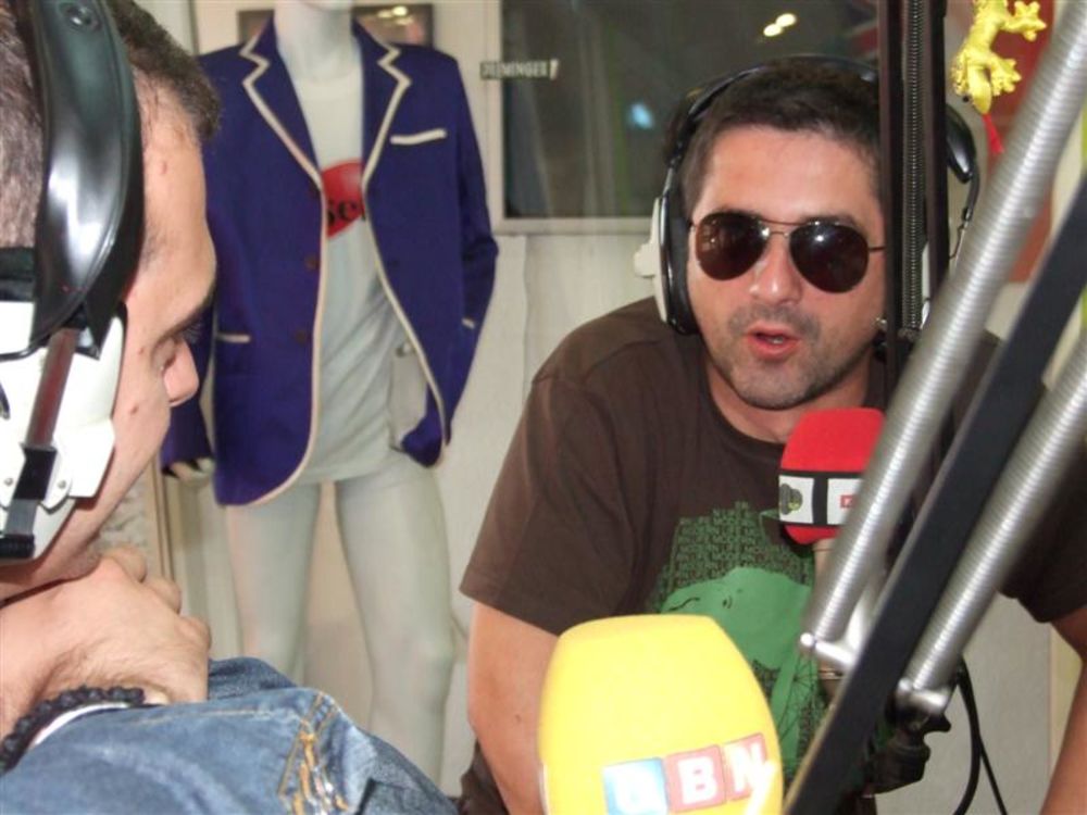 Nakon gostovanja voditelja bosanske emisije Umri muški u emisiji Radija S Nacionalno razgibavanje, voditelji Darko Mitrović i Marko Stepanović, poznati pod imenom DarMar, posetili su radio City Kameleon u Sarajevu.
