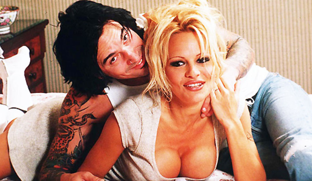 Nakon tri braka, nekoliko veza i mnogobrojnih skandala, kontroverzna lepotica Pamela Anderson, koja ne oseća potrebu da se podvrgne plastičnoj hirurgiji kako bi sačuvala mladalački izgled, priznala je u intervjuu za magazin Fabulous kako joj ne uspeva da zabor