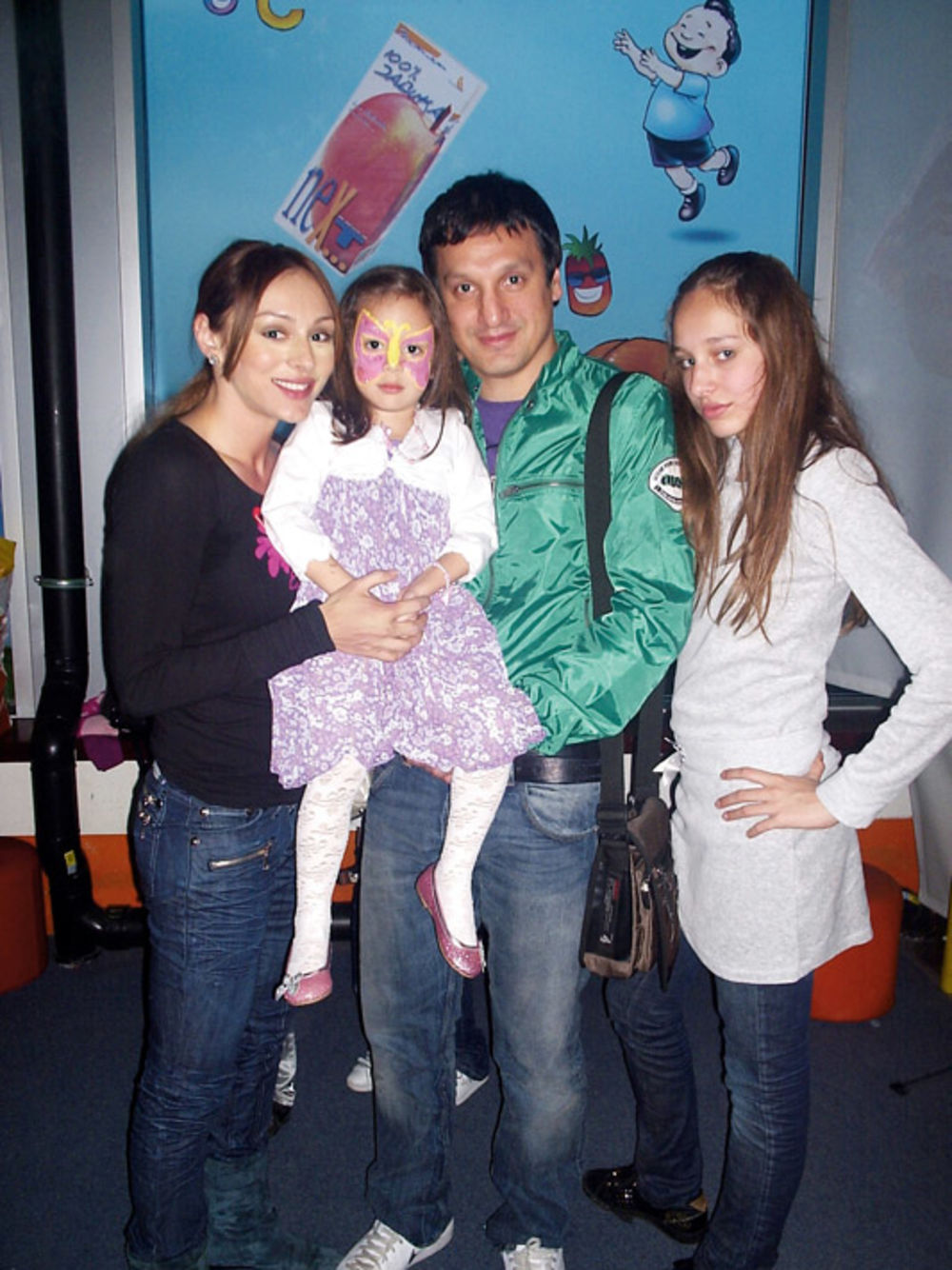 Anabela i Gagi Đogani sa ćerkama Lunom i Ninom