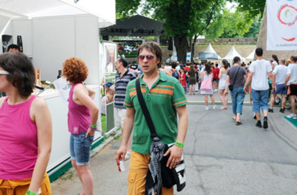 Glumac Goran Jevtić (32) proteklog vikenda na festivalu hrane i pića na beogradskoj tvrđavi Kalemegdan potražio je spas od vrućine, ali i dobru razonodu.