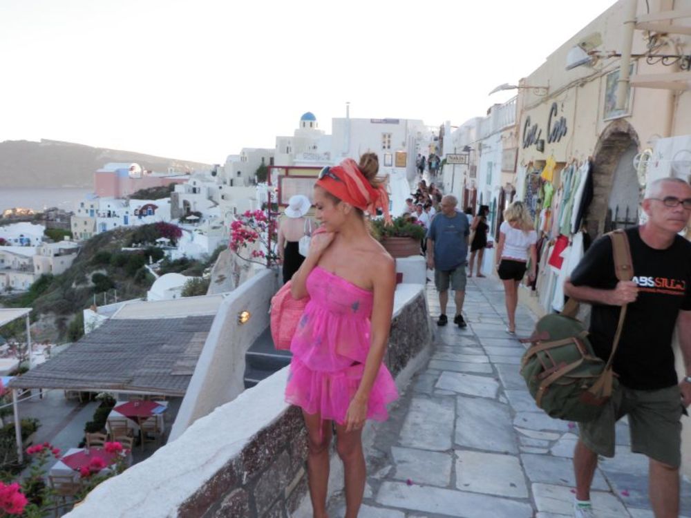 Poznata hrvatska voditeljka Nikolina Pišek i njen dečko Kristijan Curavić, trenutno uživaju u Grčkoj na ostrvu Santorini, gde su letovali i prošle godine