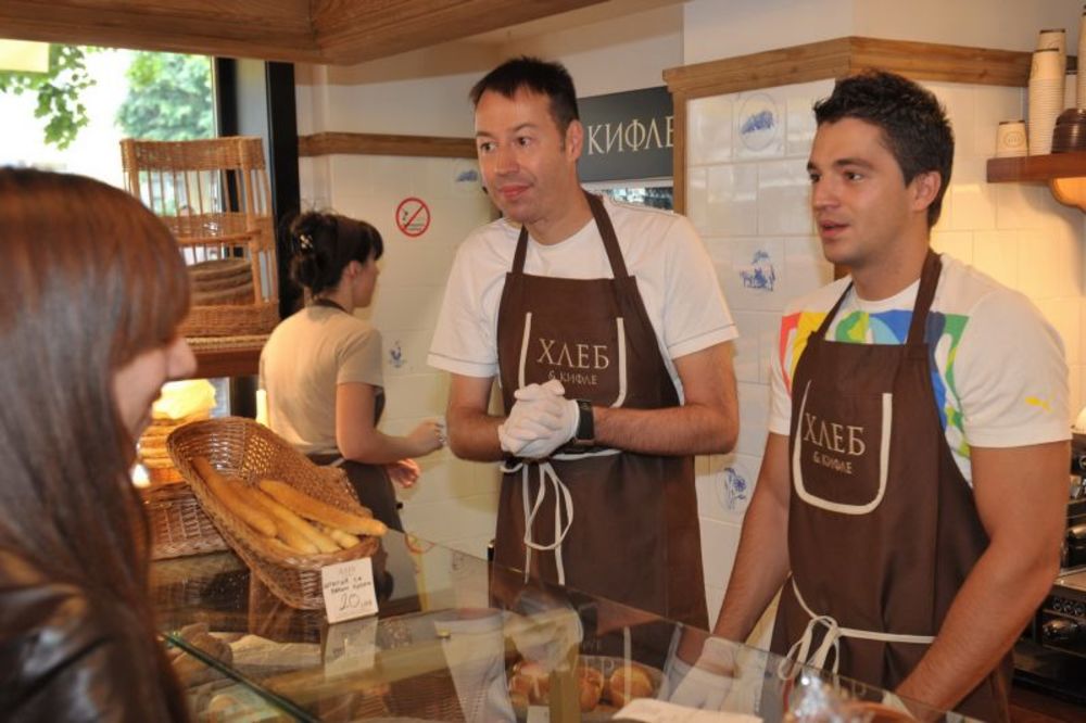 Lanac pekara Hleb&Kifle je u pekari u Mileševskoj ulici napravio zanimljivu promociju novih proizvoda Musli i Energy bara na kojoj su poznati služili mušterije.
