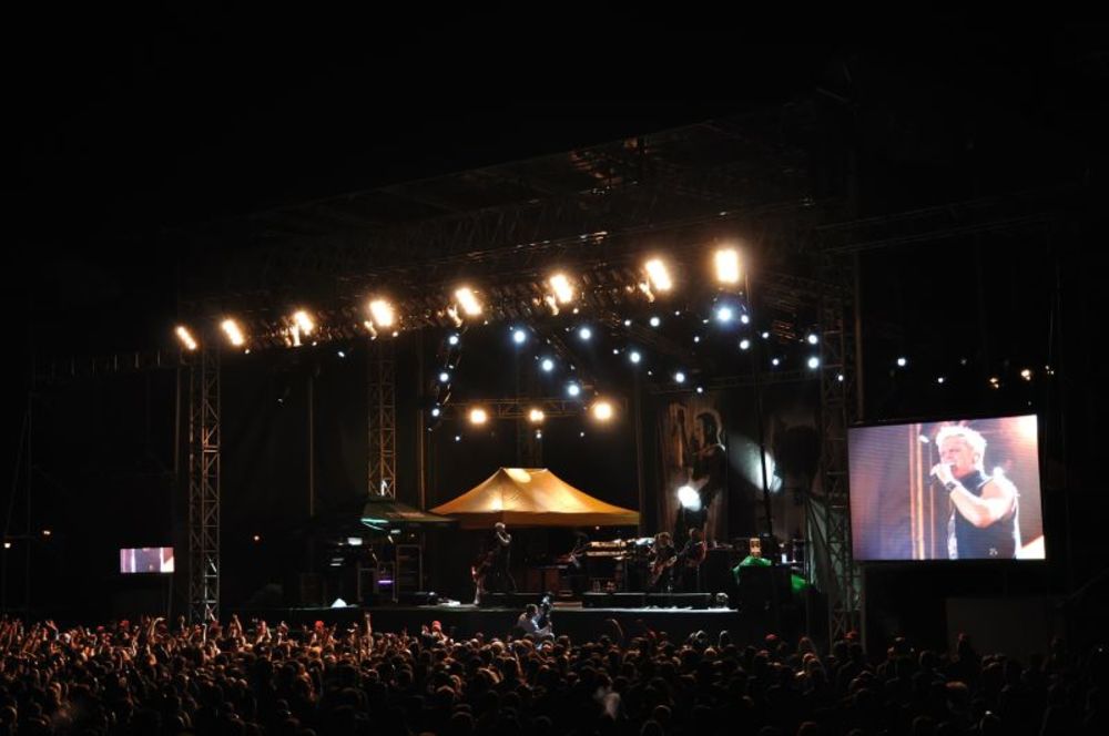 Nastupom legendarnog Britanca Bilija Ajdola, koji je energijom i nastupom oduševio mnogobrojnu publiku, zatvoren je prvi muzički festival Ušće fest.
