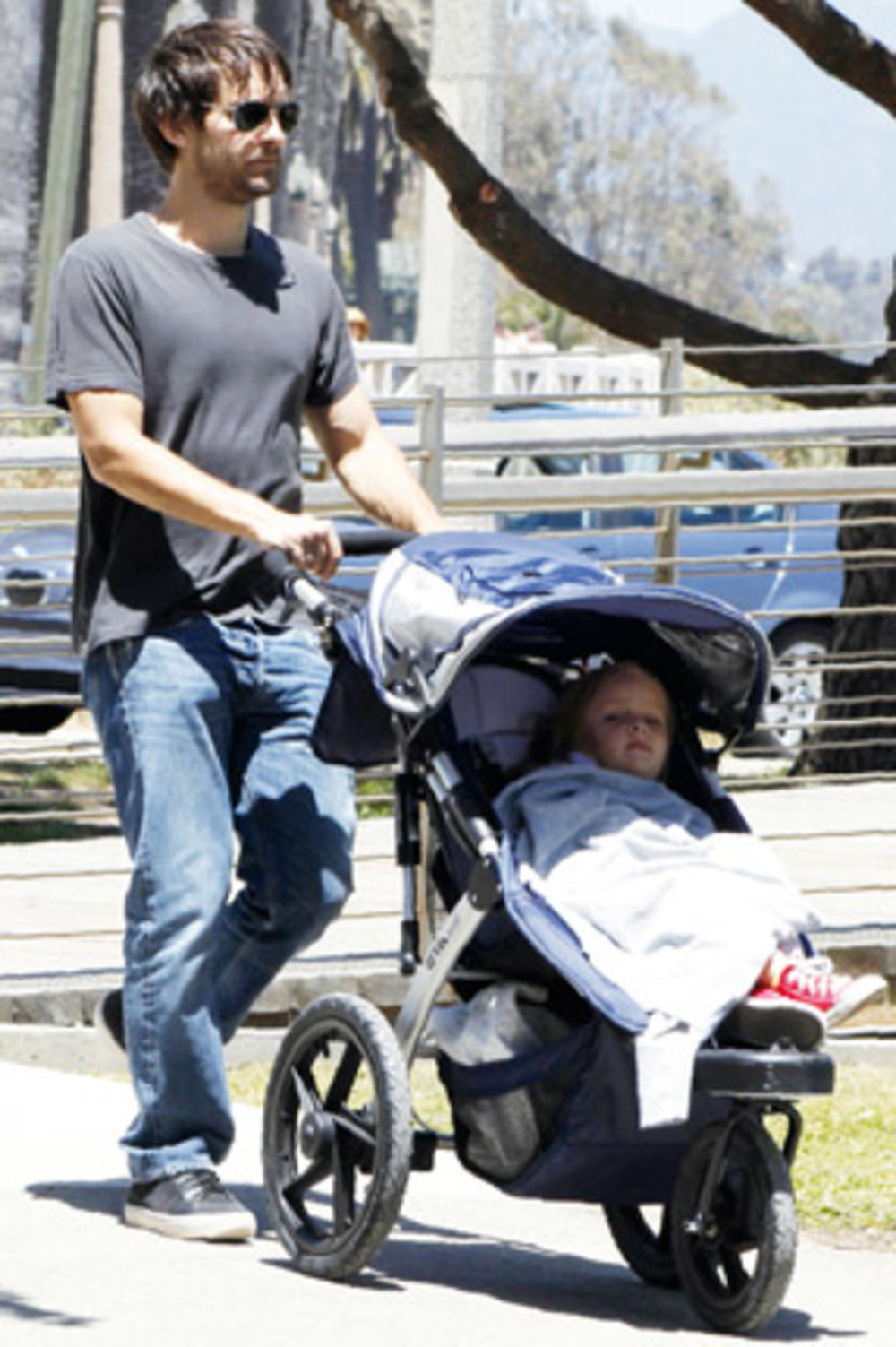 Glumac Tobi Megvajer (34) i njegova supruga Dženifer Majer (32) iskoristili su tople kalifornijske dane da svoju decu Rubi Stjuart (3) i Otisa Tobijasa (1) izvedu u dugu šetnju.