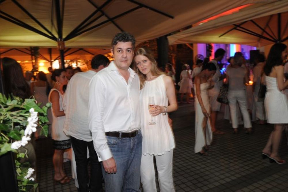 U Klubu književnika, u nedelju 13. juna održana je žurka u belom Belgrade Design Week White Party na kojoj su bile mnoge poznate ličnosti sa srpske javne scene