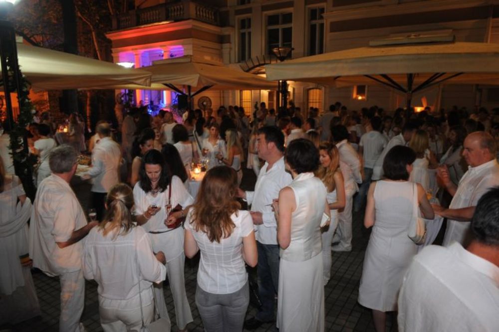 U Klubu književnika, u nedelju 13. juna održana je žurka u belom Belgrade Design Week White Party na kojoj su bile mnoge poznate ličnosti sa srpske javne scene