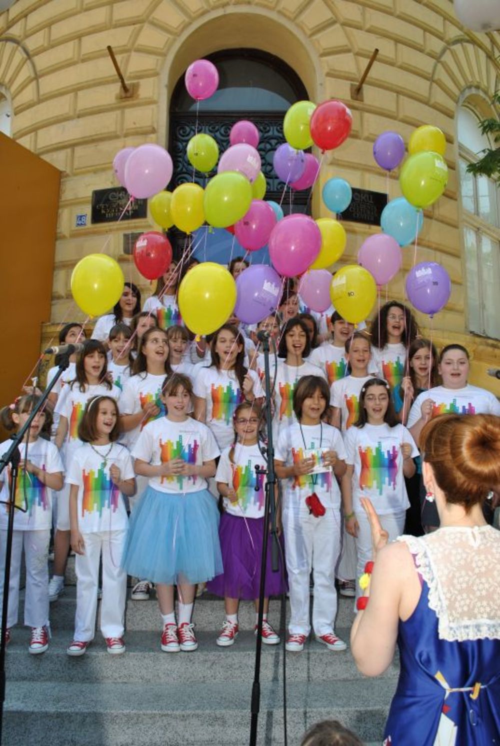 Dobitnica MTV nagrade Aleksandra Kovač vodi školu pevanja Beogradski Glas, a njeni najtalenovaniji učenici nedavno su dobili priliku da pokažu svoj talenat i snime album pod nazivom 10
