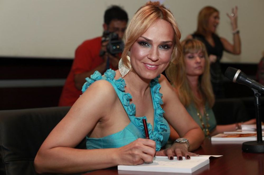 Marijana Mateus predstavila je 7. juna u Novom Sadu svoju novu knjigu Amouage i svoju najnoviju kolekciju za leto 2010.