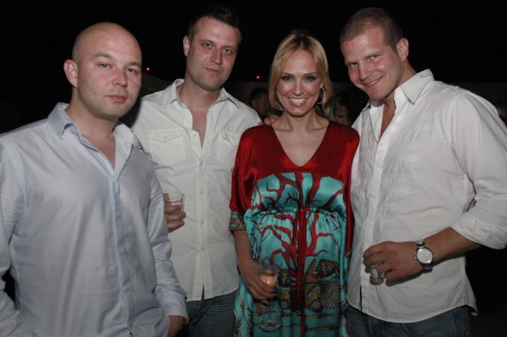 Marijana Mateus predstavila je 7. juna u Novom Sadu svoju novu knjigu Amouage i svoju najnoviju kolekciju za leto 2010.