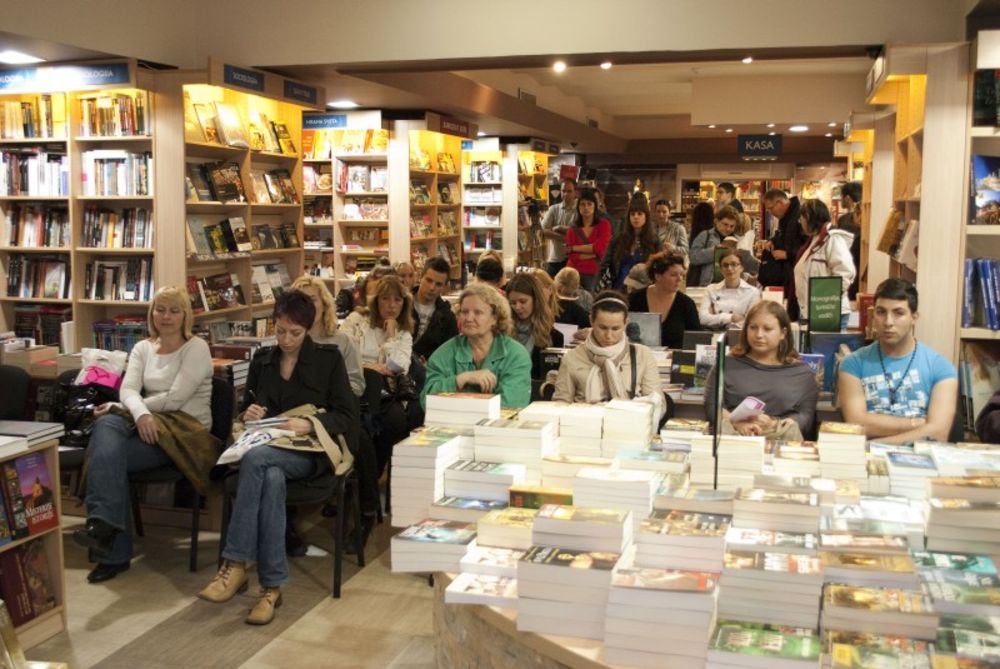 U prisustvu brojnih dama u knjižari Delfi održana je promocija knjige Kerini dnevnici Kendas Bušnel.
