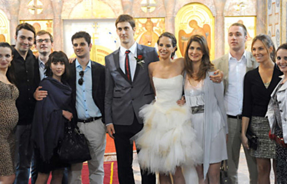 Potpuno uvereni da su stvoreni jedno za drugo, glumica Nada Macanković i odbojkaš Bojan Janić protekle subote krunisali su svoju dvogodišnju ljubav crkvenim i građanskim venčanjem