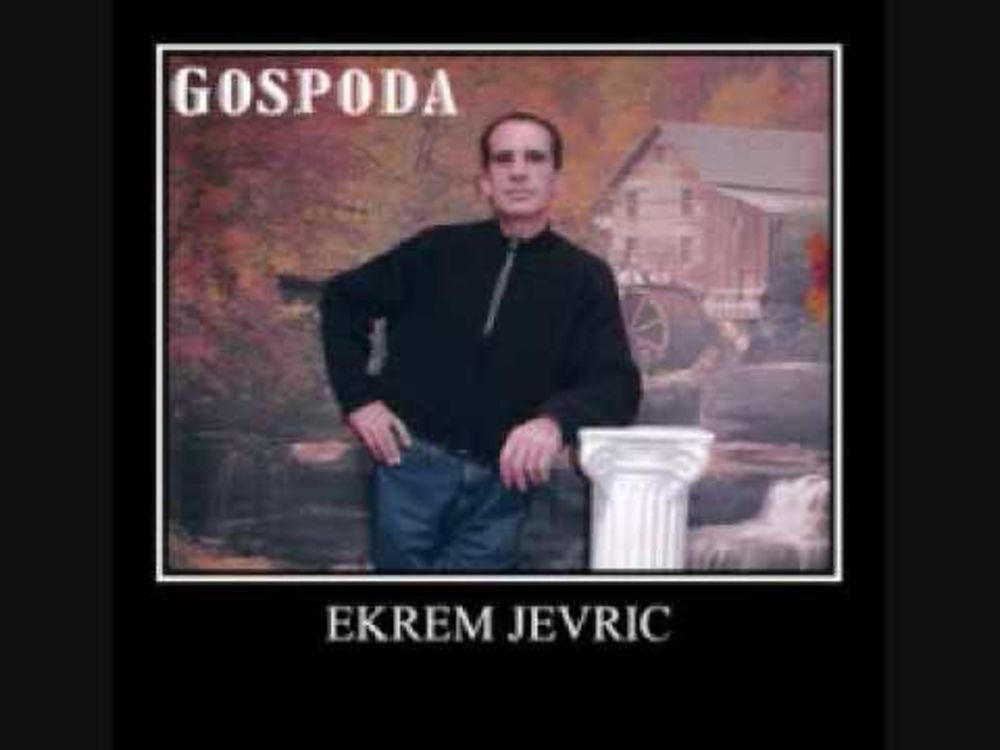 Pevač Ekrem Jevrić otkriva kako se bori sa mnogobrojnim obožavateljkama, govori o svom dolasku u Crnu Goru nakon osam godina i iznosi svoje mišljenje o našoj muzičkoj sceni.