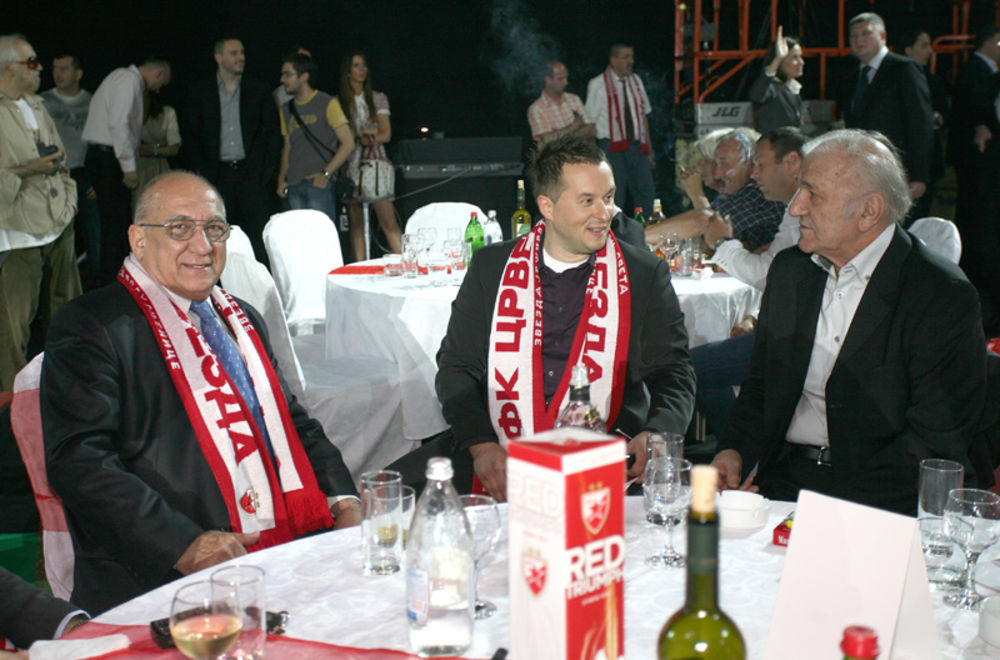 Fudbalski klub Crvena zvezda proglasio je ekipu koja je osvojila evropski Kup šampiona 1991. godine za šestu Zvezdinu zvezdu.