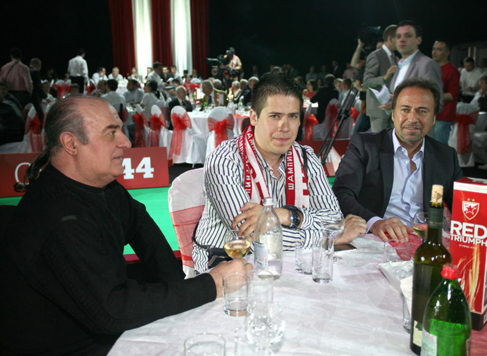 Fudbalski klub Crvena zvezda proglasio je ekipu koja je osvojila evropski Kup šampiona 1991. godine za šestu Zvezdinu zvezdu.