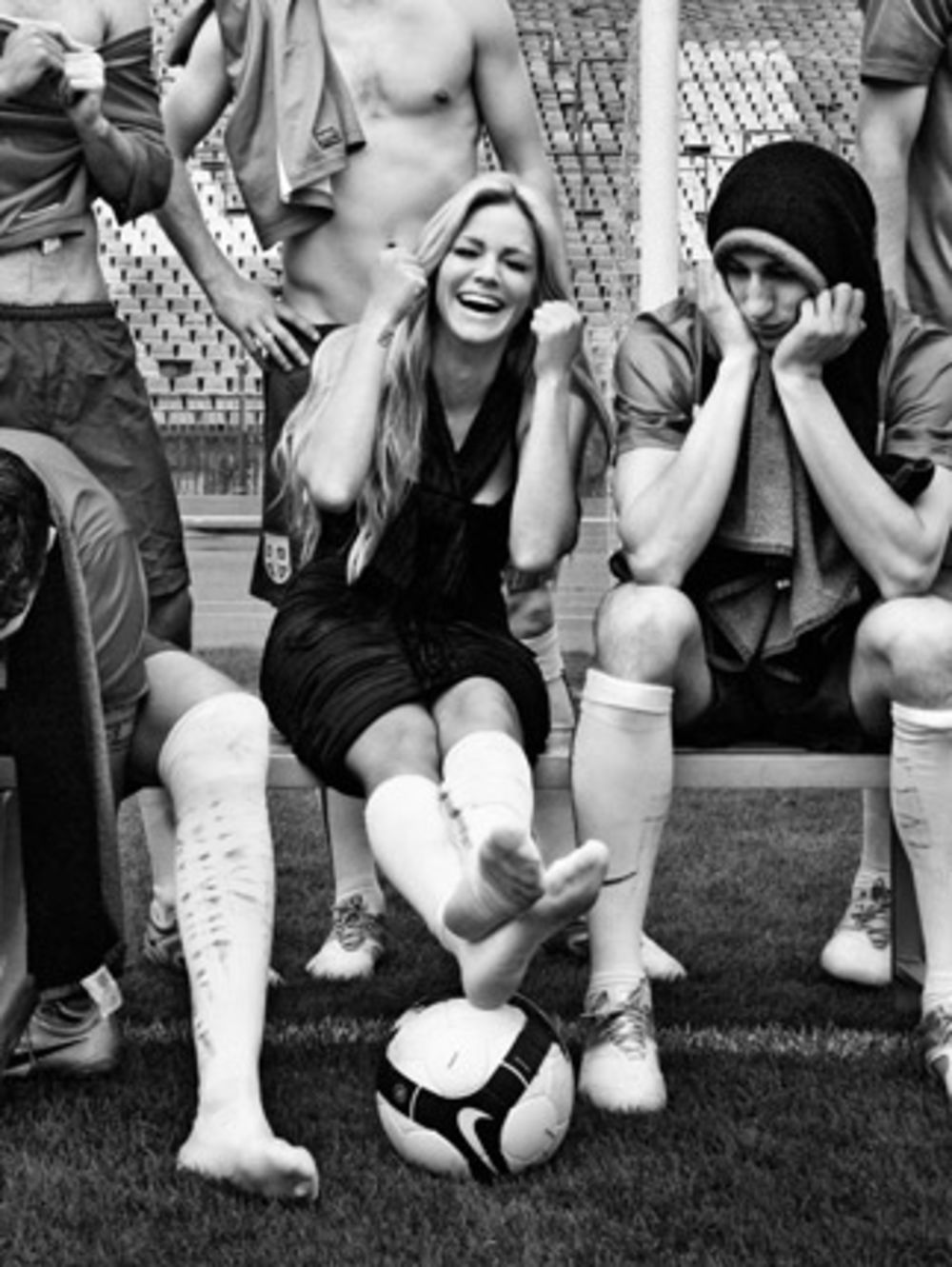 Tri nedelje pre Svetskog fudbalskog prvenstva, pop zvezda Nataša Bekvalac u Storyjevom modnom fotosešnu nakratko je mikrofon zamenila kopačkama i oprobala se kao trener petorice srpskih reprezentativaca